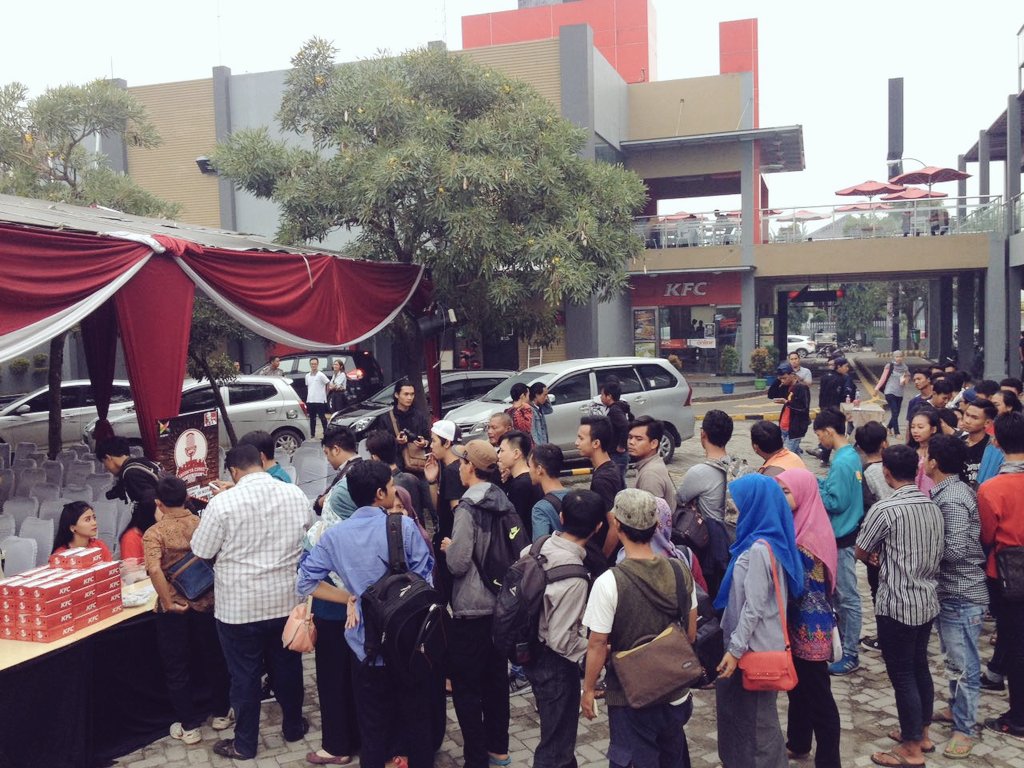 JagonyaComic's tweet image. Udah rame nih. Yg lain, yuk merapat ke KFC Kartini Cirebon @StandUpSUBANG @StandUp_Crbn @Standup_brebes @KFCINDONESIA #KFCJagonyaComicCRB