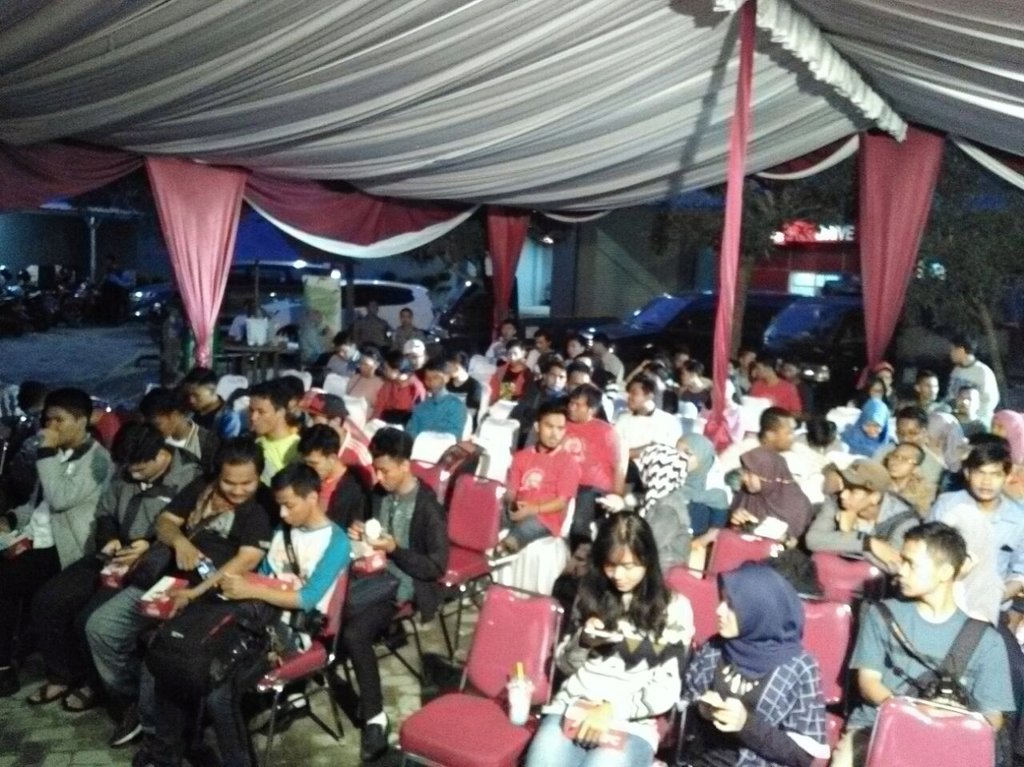JagonyaComic's tweet image. Udah rame nih. Yg lain, yuk merapat ke KFC Kartini Cirebon @StandUpSUBANG @StandUp_Crbn @Standup_brebes @KFCINDONESIA #KFCJagonyaComicCRB