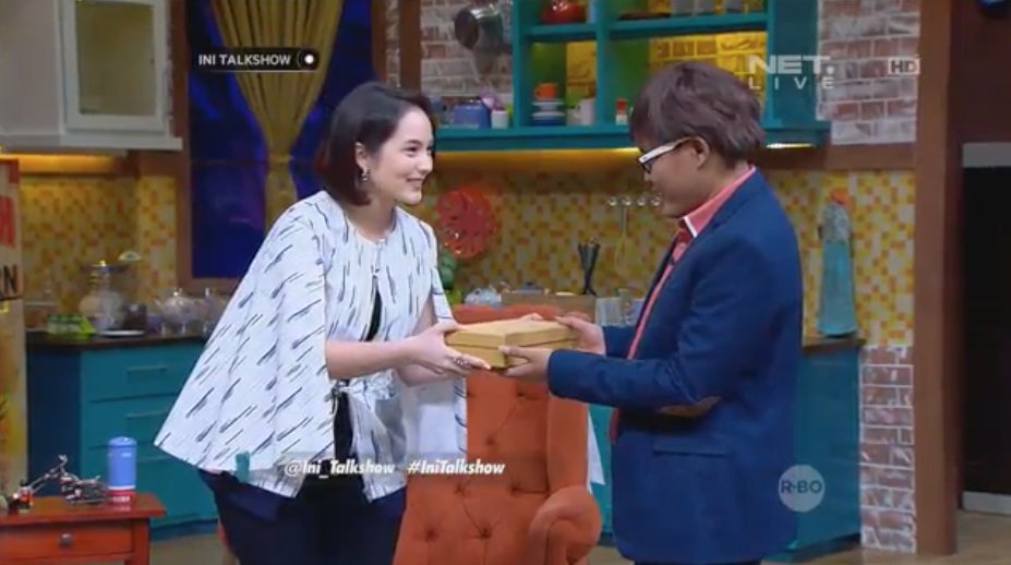 Kang <a href="/newsuleprikitiw/">SULE prikitiw</a> pasti seneng banget tuh dapet kue dari Bintang <a href="/chelseaislan/">Chelsea Islan</a> ;D @Ini_Talkshow #IniTalkshow