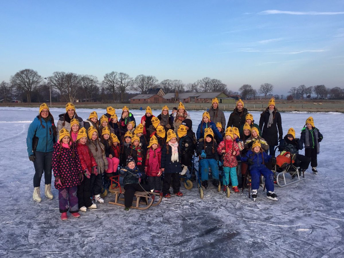 Vanochtend hebben de kinderen, leerkrachten en ouders heerlijk geschaatst op de mooie ijsbaan in Nieuw Moscou dankzij ijsvereniging De Rieg!