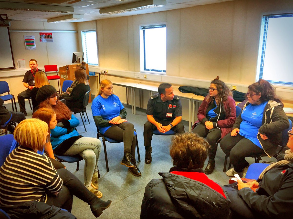 HIWFRSPT_Team's tweet photo. @HFRSPT_Team Induction Day.  What is your role @Hants_fire ?@HFRSCYP #ignitemyfuture #changemylife #gettingtoknowyou #Futures 🙋🏼🙋🏽‍♂️ https://t.co/zQPvMfcfAi