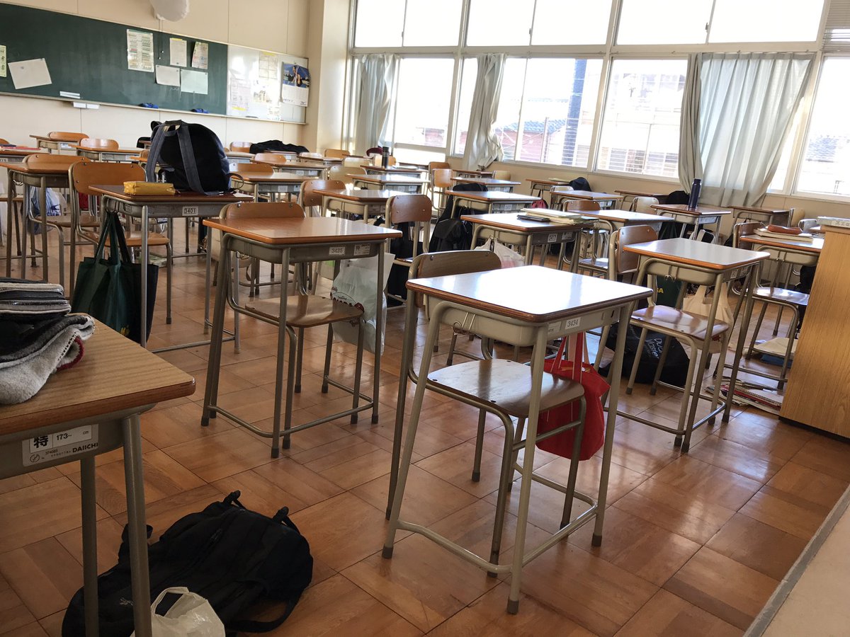 r27_ma25's tweet photo. この教室何回西村先生に汚いって言われたことか。
でもすっごい暖かいし賑やかだし思い出がいっぱいつまった教室
そんな教室が、クラスが大好きだ〜😢💓
あと少ししかないけど時間大切にして楽しも🖖🏻 https://t.co/WBscbo00vq