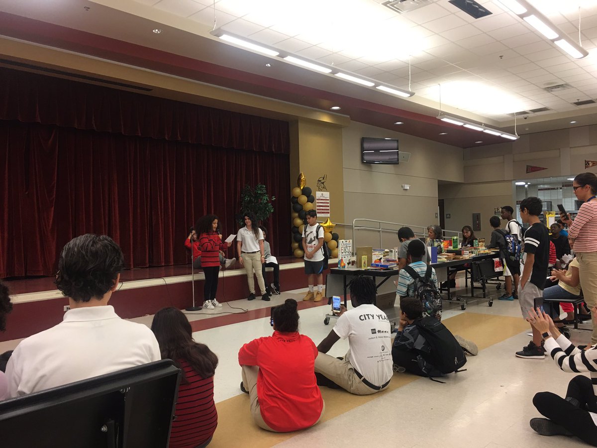 WalkerMS_OCPS's tweet photo. Thank you @CityYearWalker for your support during Literacy Night. #redjacketsrock #makebetterhappen #CLW2017 #VikingsRead @CityYearOrlando https://t.co/xHrHFzLDKF