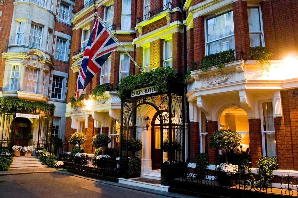 SpearsMagazine's tweet photo. With #JamesBond #martinis and a makeover in progress, @Boy_AboutTown rediscovers #classic at @DUKESHOTEL
https://t.co/tWNOPWW6J0 https://t.co/7JnBNrNc8C