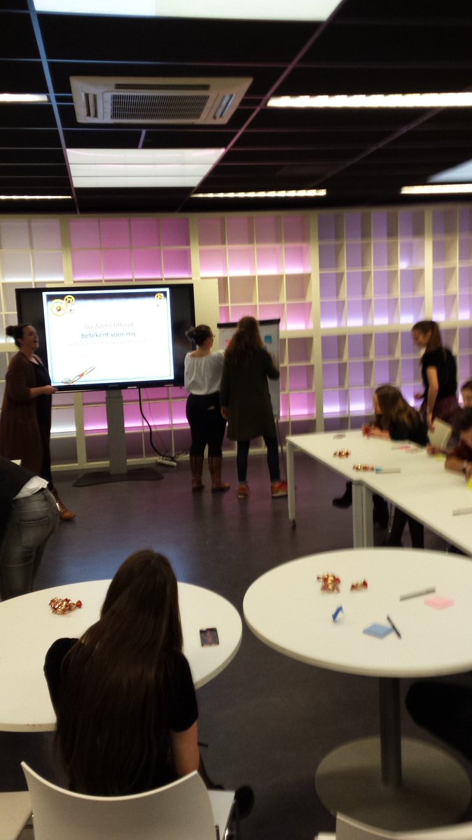 LarsDavids's tweet photo. Geweldige start van het eerste congrestival. Wat een creativiteit. !@LeisureAcademy #nhtv https://t.co/Q5OTCRi2ba