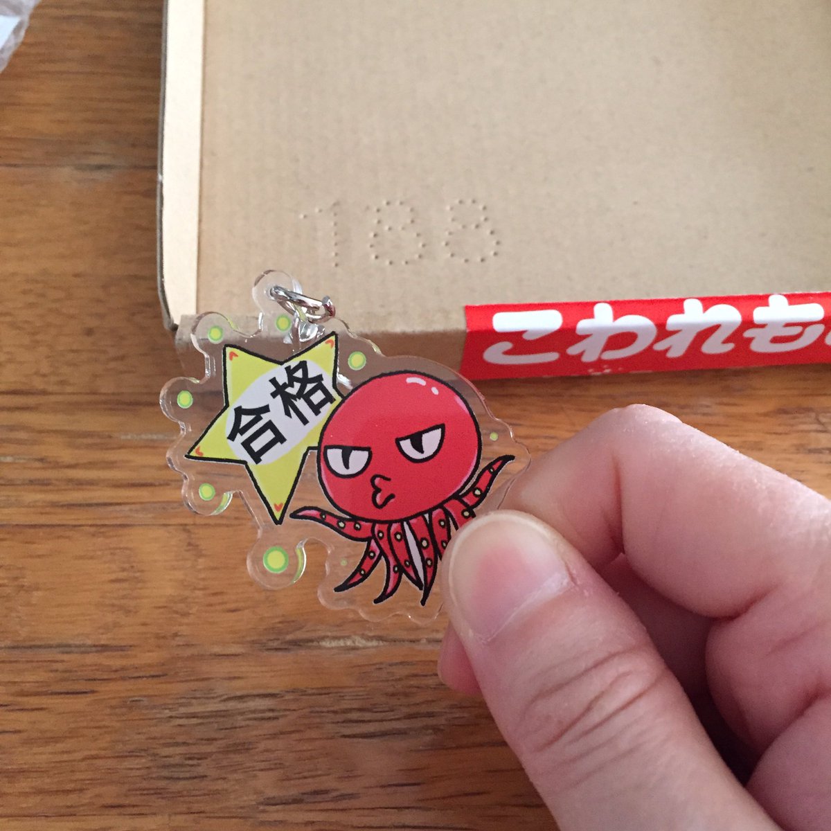 こっちー Pixiv Factoryに頼んでたアクキー 受験生用合格祈願のアクキーでした 1番小さいサイズで頼んだら可愛らしいのが来た もう1個あるんだけど それは非公開 印刷もアクリルもすごい綺麗 Pixiv Factoryさん ありがとう T Co