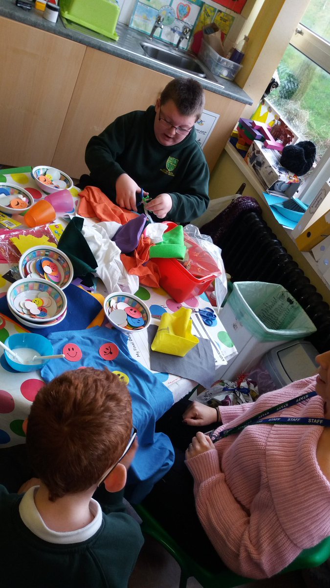 CGPrimary's tweet photo. Creating our final designs of our superhero capes. If there's something strange in the neighbourhood, who you gonna call? #CGPDT SB https://t.co/yEtGn585Cd