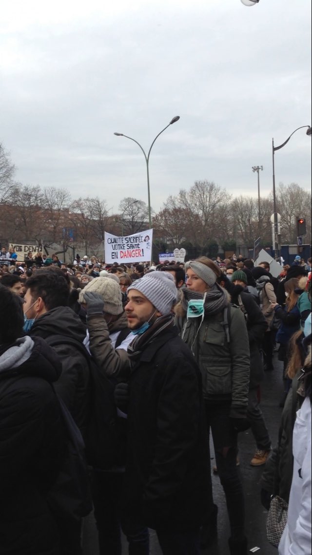 coraline_bnd's tweet photo. Étudiants lillois présents à la manifestation pour la qualité de vos soins !! 
#DENTger @MarisolTouraine   @ameli_actu @UNECD @ACECDL_Lille https://t.co/XhXSDislH2