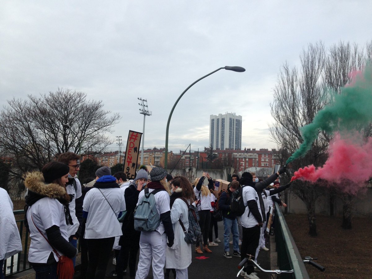 coraline_bnd's tweet photo. Étudiants lillois présents à la manifestation pour la qualité de vos soins !! 
#DENTger @MarisolTouraine   @ameli_actu @UNECD @ACECDL_Lille https://t.co/XhXSDislH2