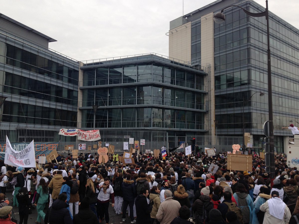 coraline_bnd's tweet photo. Étudiants lillois présents à la manifestation pour la qualité de vos soins !! 
#DENTger @MarisolTouraine   @ameli_actu @UNECD @ACECDL_Lille https://t.co/XhXSDislH2