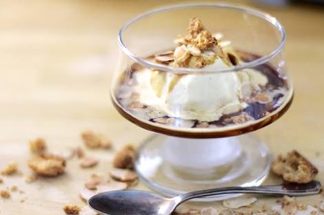 beruangexo's tweet photo. @choutzuyufk nih affogato buat lo. Eskrim tp ada kopinya. item manis gt kek gue #romanticfun https://t.co/zoCutJKxqX
