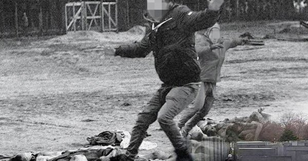 jetzt's tweet photo. Der "Yolocaust" ist vorbei. Die Urheber der irritierenden Selfies am Holocaust-Mahnmal haben sich entschuldigt: https://t.co/yzXYaks8gU https://t.co/jWGIEWXQwx