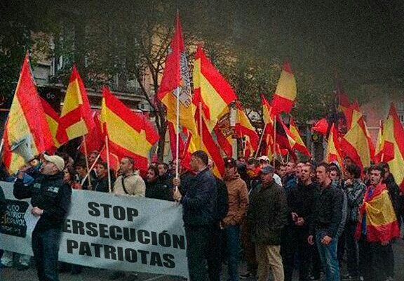 GobDimision2020's tweet photo. Ser español y defender España cuesta 4 años de cárcel. Defender la unidad de España no debería ser delito #BlanquernaAbsolucion https://t.co/yNfFnzEvFq
