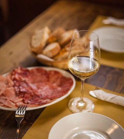 SoaveUSA's tweet photo. The cold snap persists in Soave, and a casual aperitif at a local osteria is the perfect warm-me-up! #fridayfeeling #winelover https://t.co/ELsdgdLwz0