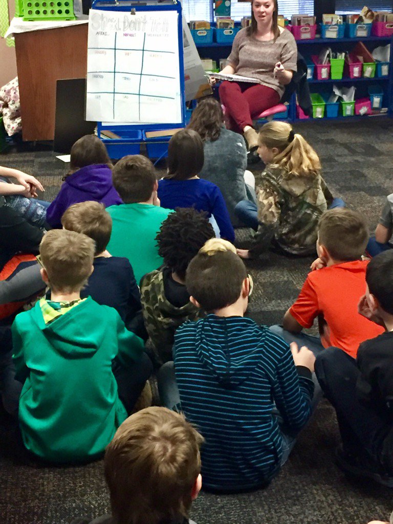 Williams5CC's tweet photo. @IUSchoolofEd Ms. Noye helps us spruce up our writing with a lesson on showing, not telling. #descriptivedetails https://t.co/tkNPMlar4e