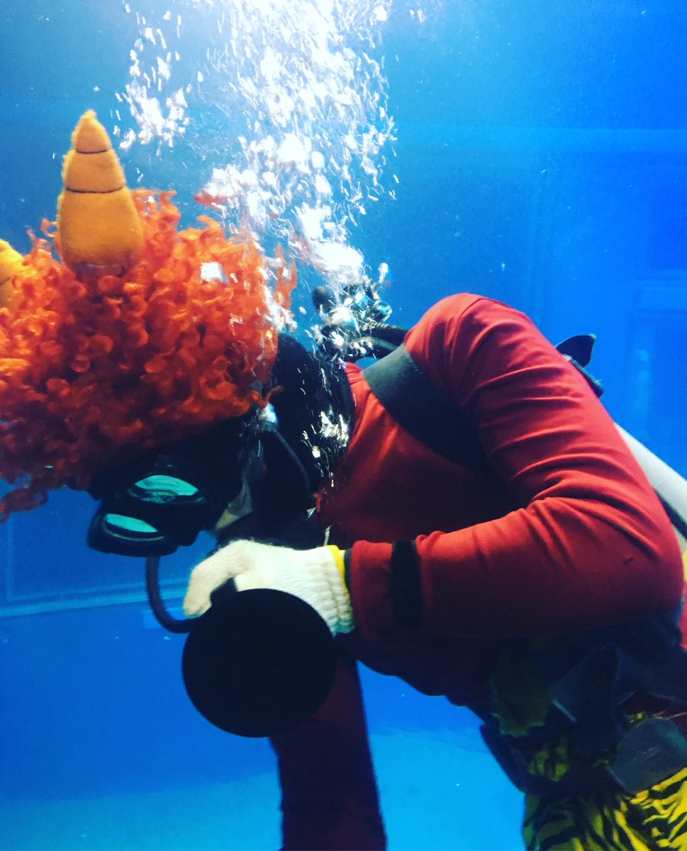 AderSanAtm's tweet photo. Oni cleaning deep sea tanks Osaka Japan https://t.co/QuhltpRNpQ