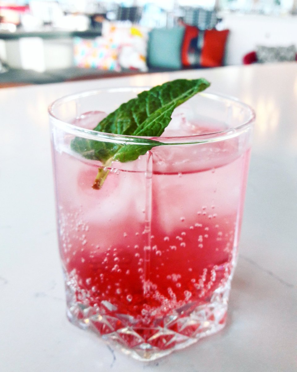 VagabondFood's tweet photo. #happyhour 5-8pm
TGIF 💋
https://t.co/Q47n8PM5Ot https://t.co/8m25b6PstU