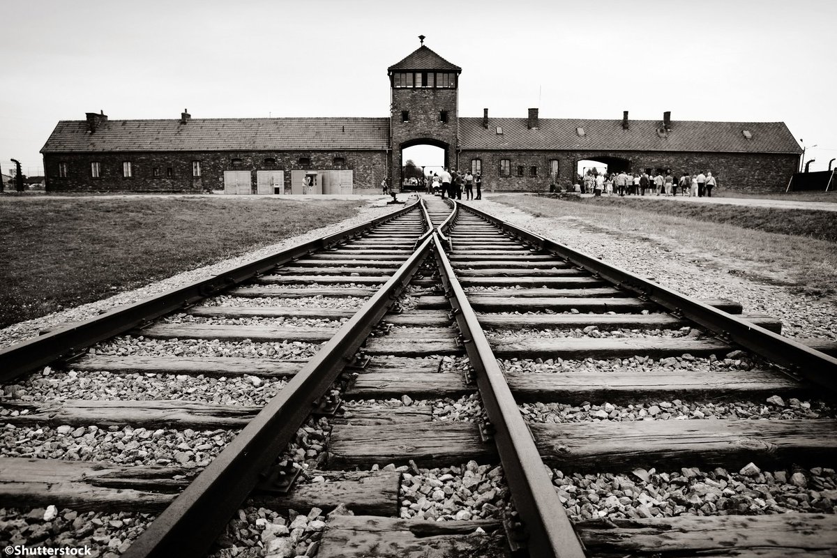 Hoy se cumplen 72 años de la liberación de #Auschwitz. No olvidemos nunca el #Holocausto on.unesco.org/2kj6Mne #RecordarElHolocausto
