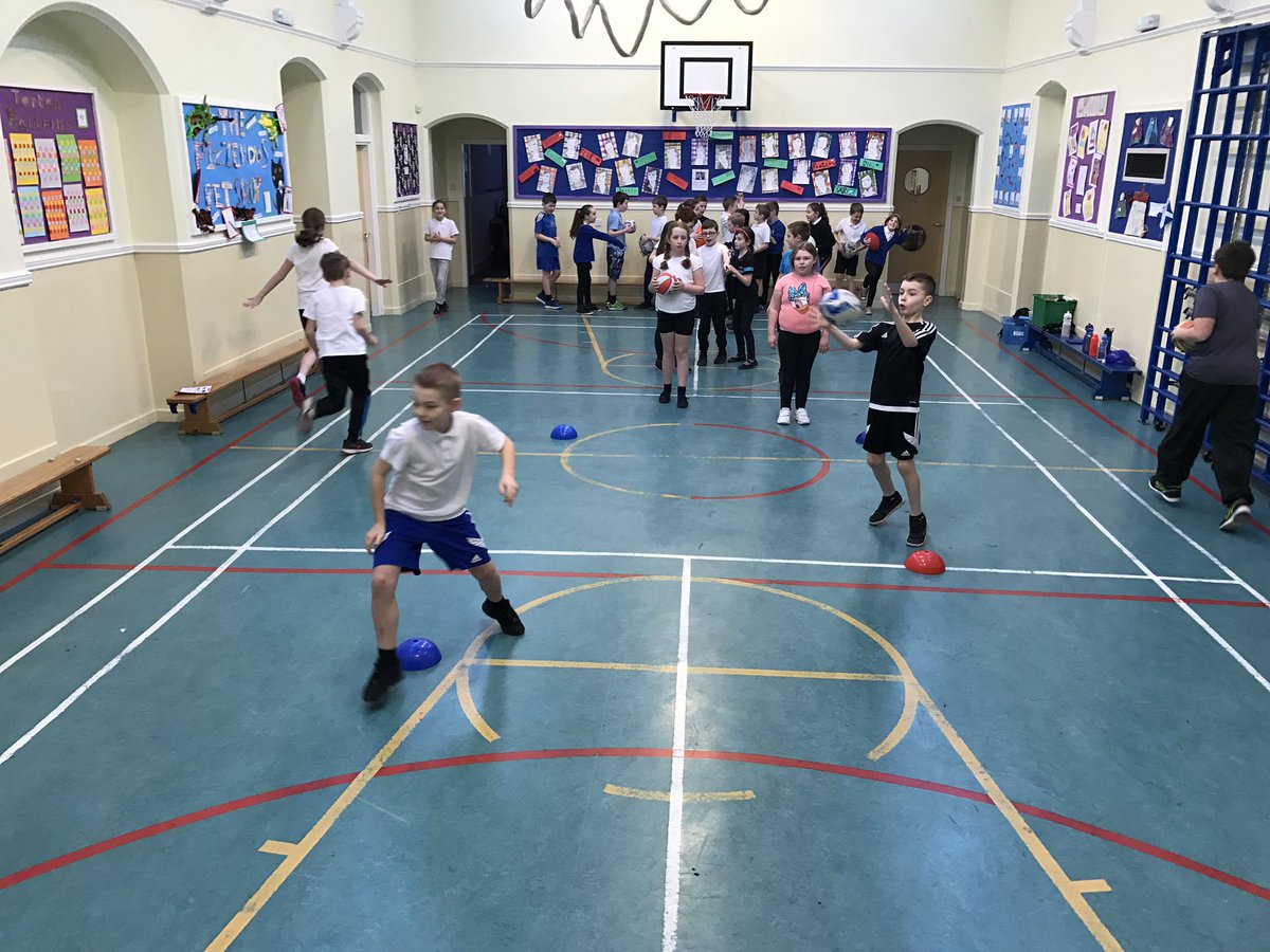 LHS_HWB's tweet photo. @MrsEvansTeach P5 working hard on Rugby this morning...@airthprimary #cuerecognition https://t.co/LcilOEWhVU
