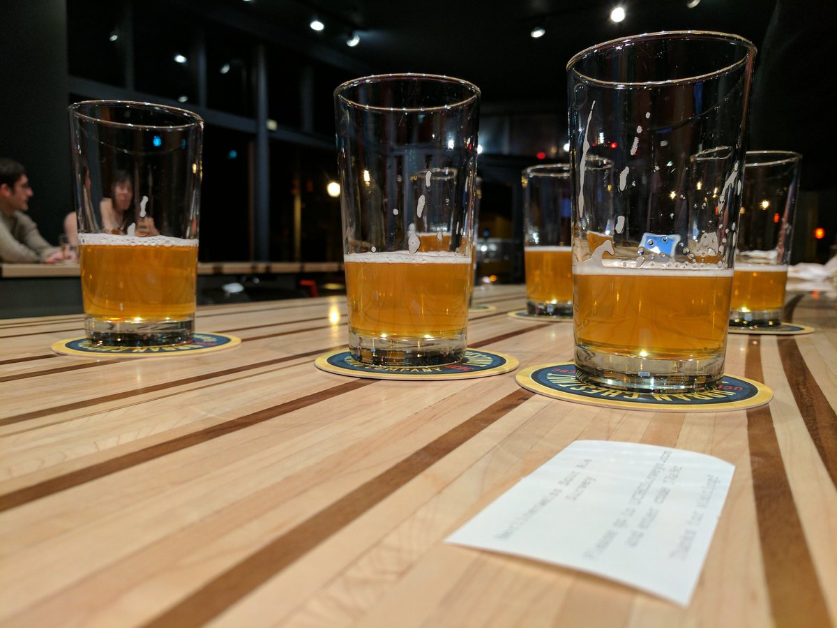 dave_panda's tweet image. Huge fan of the new @urbanchestnut research brewery! Glad I was able to try the new Berliner Weiss flight #sampleselfie #STL #craftbeer