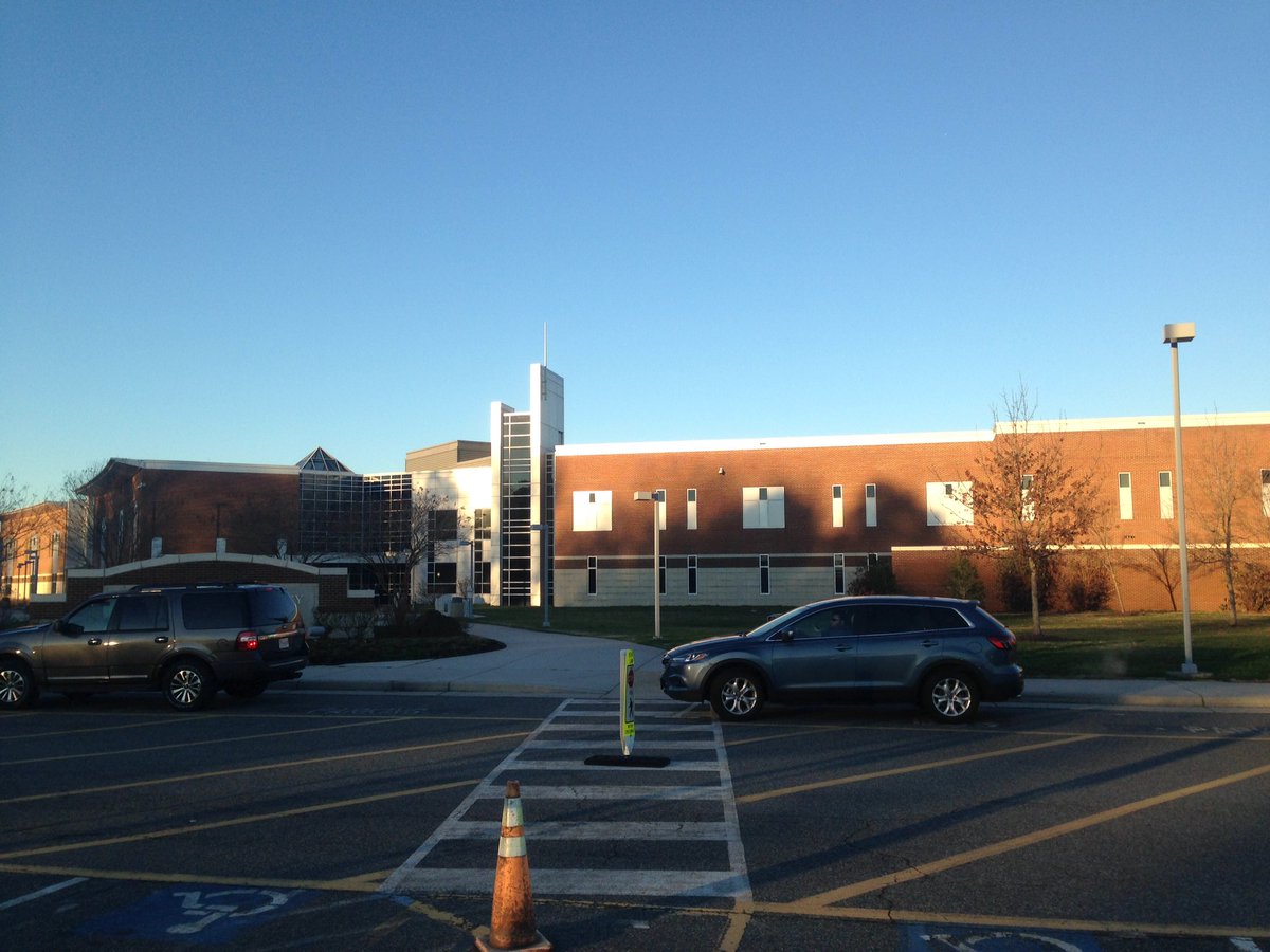 MrSiemieniak's tweet photo. The sun is shinning bright on #vbavidpath day 2. @BeachSupe @plazamiddle #wearevbschools #avid #excited https://t.co/4K9NpzmhNW