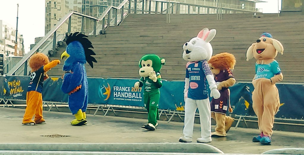 Muriel0209's tweet photo. @USAMNIMESGARD @USDKDunkerque @cessonhandball @psghand @FENIX_HB  vos mascottes sont bien arrivées à l'AHA &amp; parties en ballade ds le métro https://t.co/9sZeCICaKN