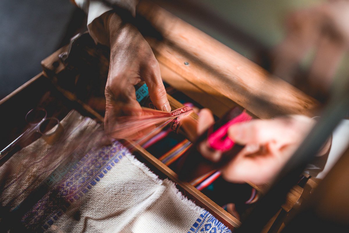 Visu Meteņdienas tirdziņa laiku (pl.11.00-15.00) notiks lupatu deķu aušana stellēs kopā ar TLMS "Valmiera". Nāc un mācies šo amatu rokā!