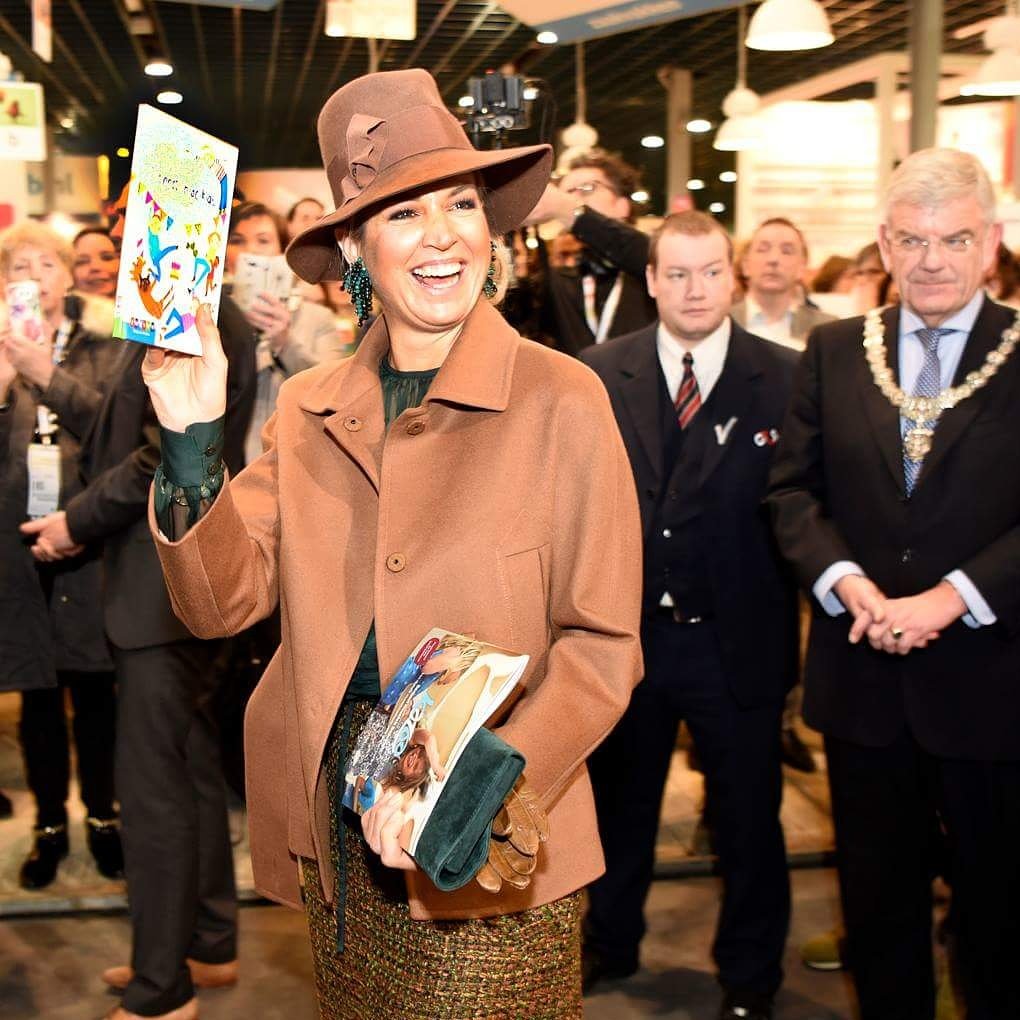 Kimsjuh's tweet photo. Heb jij het gratis exemplaar van 'feest in de klas' al gehaald? Koningin Maxima wel! Tot op de NOT! #not2017 #dag4  @ZwijsenTweets https://t.co/zfAXKO3u4F