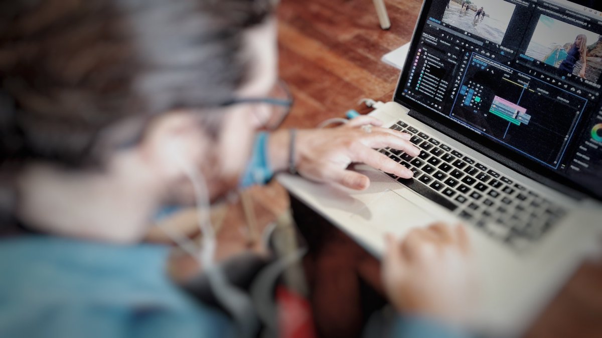 StorycodeFR's tweet photo. #archives, #tournage et #montage pr #hololens à Biarritz pr cette édition 2017 du #hackathon #smartfipa avec @Ina_audiovisuel et @ActuFipa https://t.co/bEK0vhkBFr