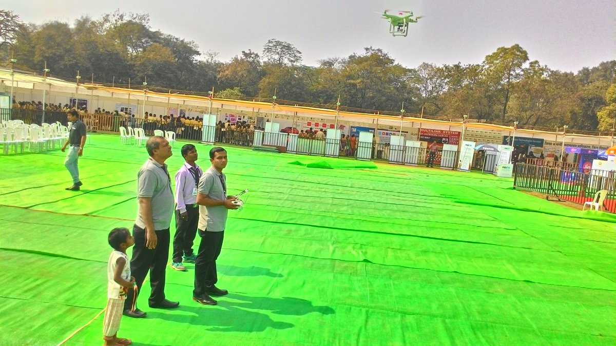 #TantraTheTechExpo2017 #NagpurCityPolice #Nagpur "Jigyasa Research Center"Presenting live demo on 🚁📸🎥#Drone camera. #TechExpo2017