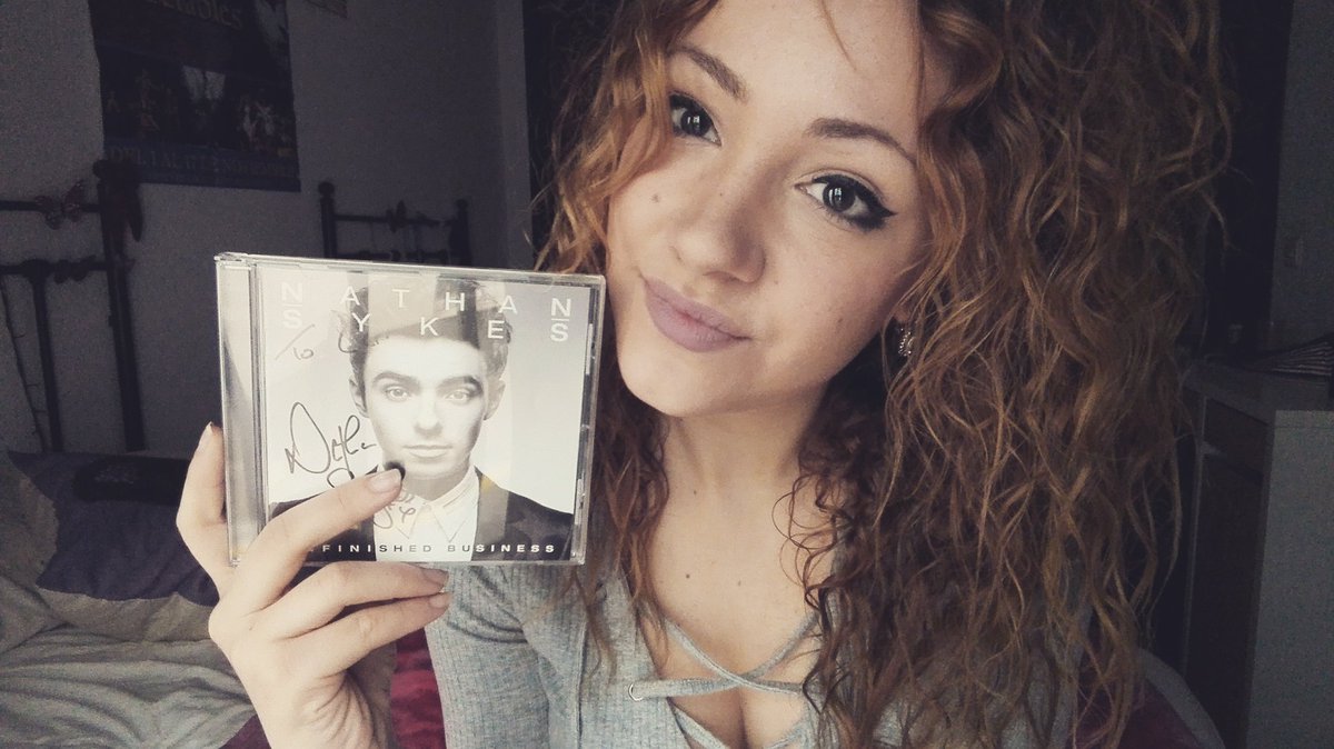 NathanSykes_SP's tweet photo. Good things come to those who waits y por fin una que yo me se tiene en su mano el disco dedicado por @NathanSykes  @carmenxi https://t.co/LlyQM0uum4