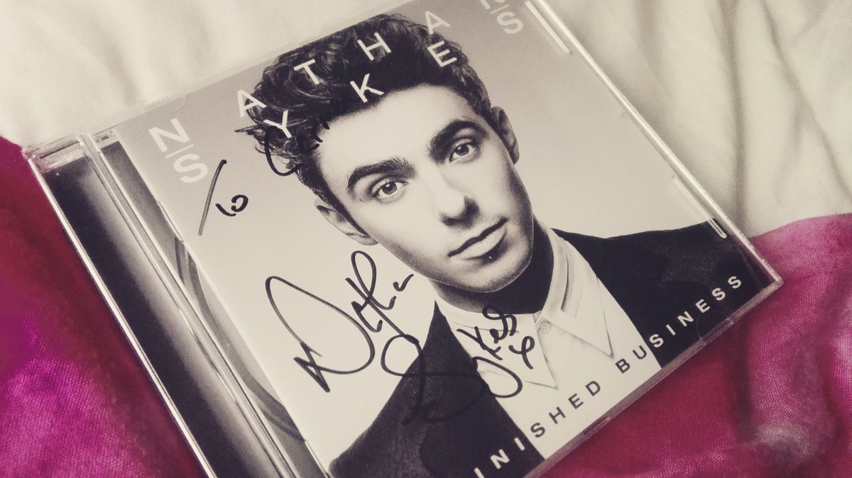 NathanSykes_SP's tweet photo. Good things come to those who waits y por fin una que yo me se tiene en su mano el disco dedicado por @NathanSykes  @carmenxi https://t.co/LlyQM0uum4