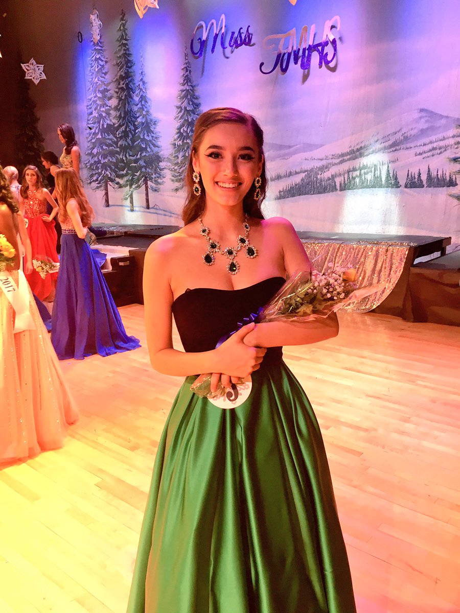TheBuzz_Zoe's tweet photo. Congrats to my beautiful sister for winning 2nd runner up for Freshman! Don't forget to watch the #LiveFromPageant show! https://t.co/to32Tdwn5R