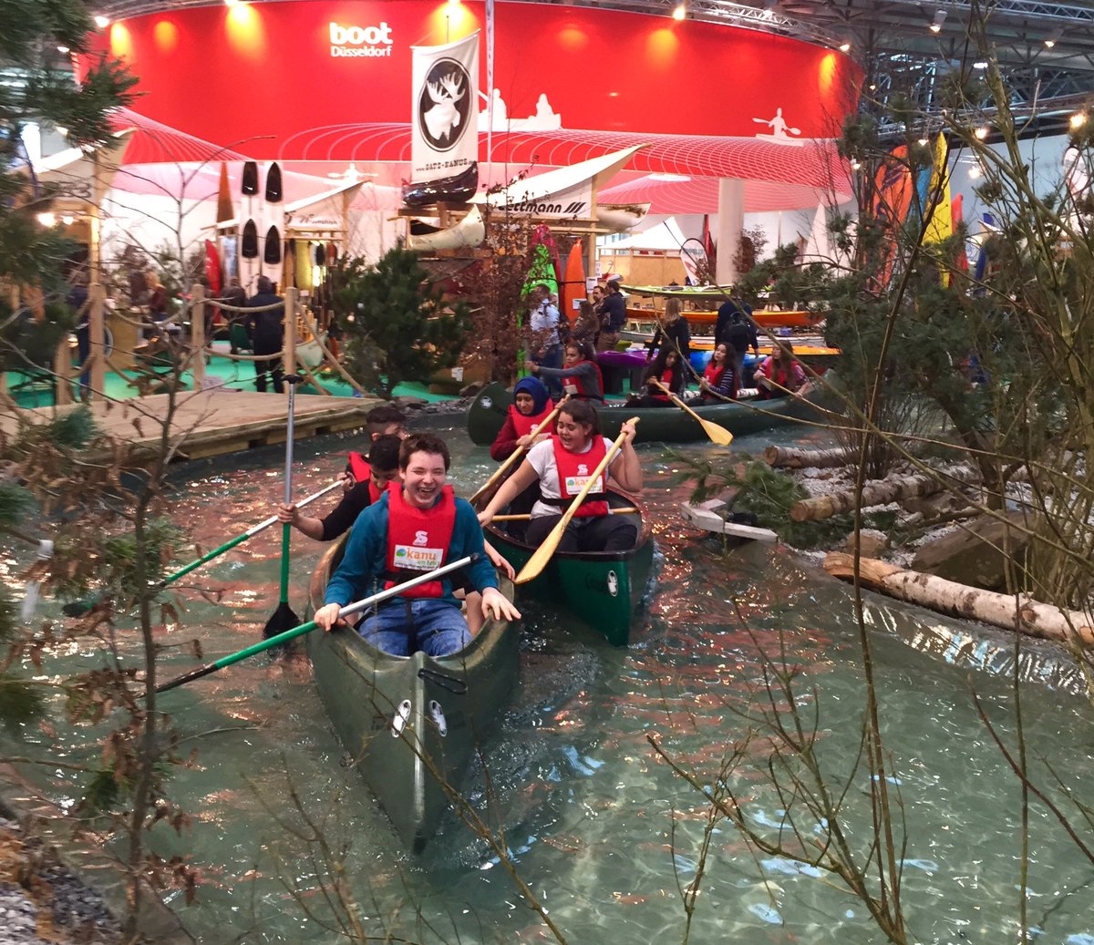 nonstopboot's tweet image. #Paddeln in #Halle13 ist bei den Kids äußerst beliebt! Wer mag kann heute noch bis 18Uhr eine Runde drehen 😉 
#boot2017 #PlayNow