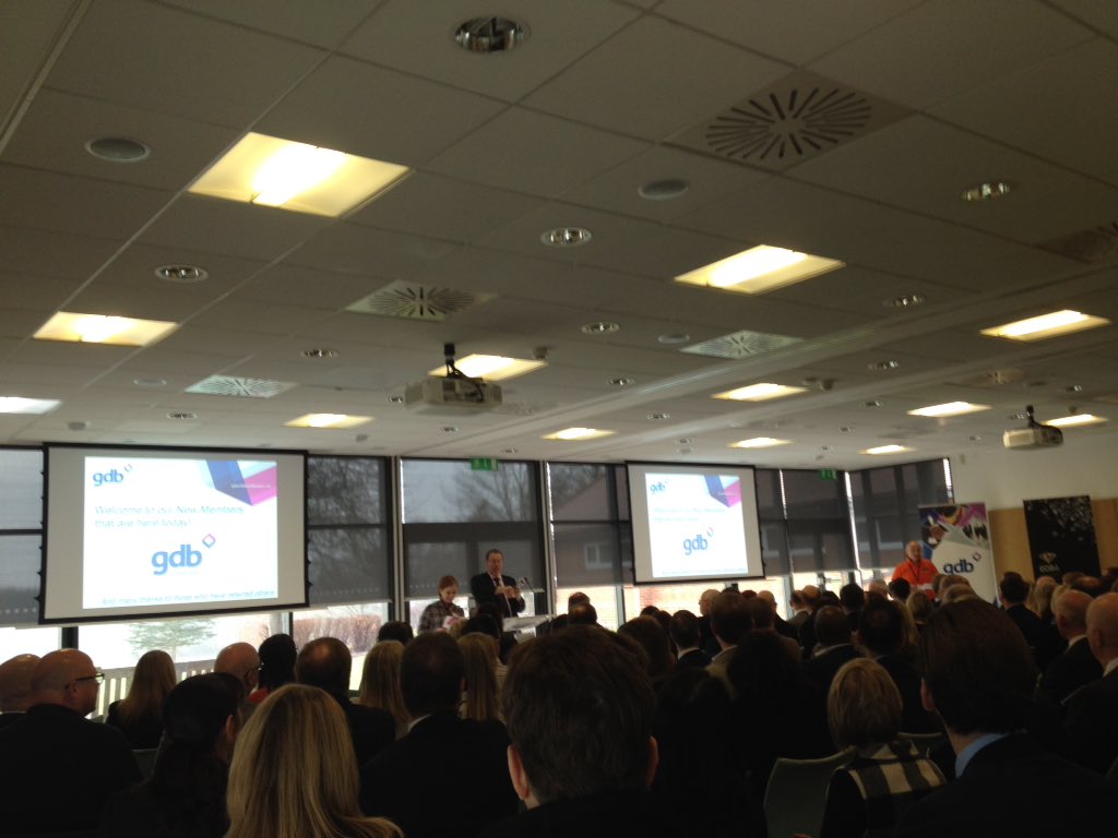 aeknight1983's tweet photo. . @gatwickdiamond wow 140+ people in the room. Great monthly meeting and welcome to 2017. Thank you for hosting @RoffeyPark beautiful venue https://t.co/J5VB9nx4Hs