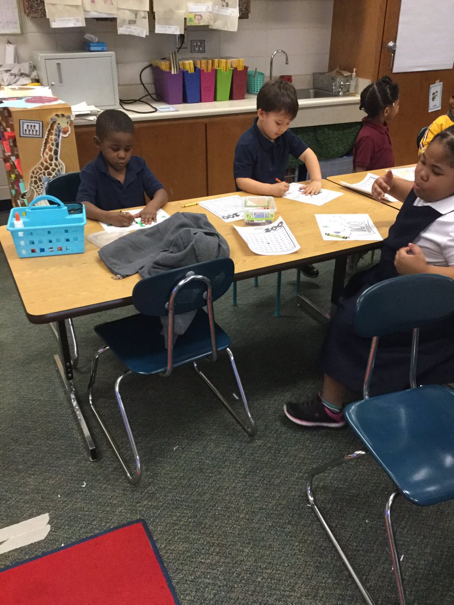 KashdownFLE's tweet photo. Hip hip hooray for 100th day!! @alawsonFLE @sukaratana_lcss @crocker_lcss https://t.co/DUebnrCVNM