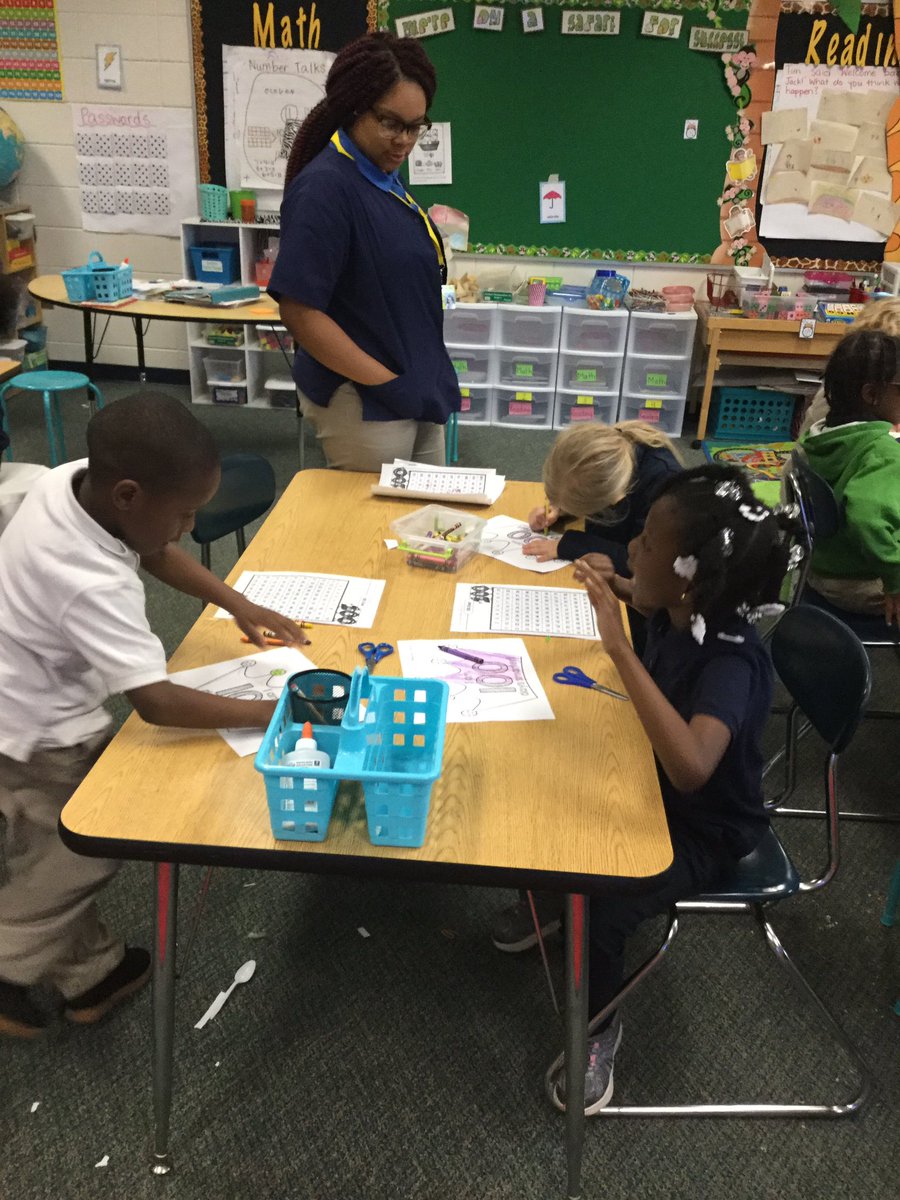 KashdownFLE's tweet photo. Hip hip hooray for 100th day!! @alawsonFLE @sukaratana_lcss @crocker_lcss https://t.co/DUebnrCVNM