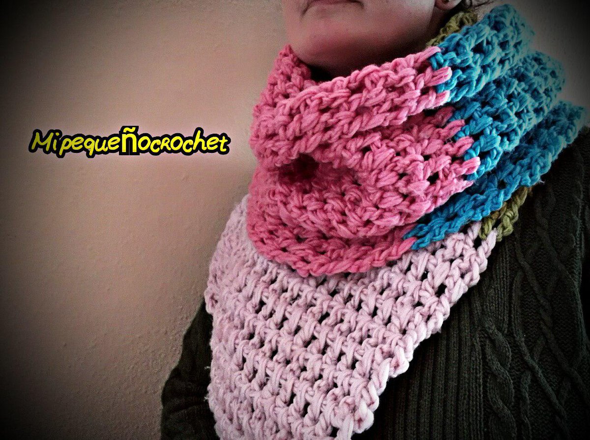 Mipequenocroche's tweet photo. Bufandas volumétricas, calientes y excepcionalmente confortables. Hecha de lana a crochet en colores vivos para disfrutar este invierno. https://t.co/lLyJm8GNoJ