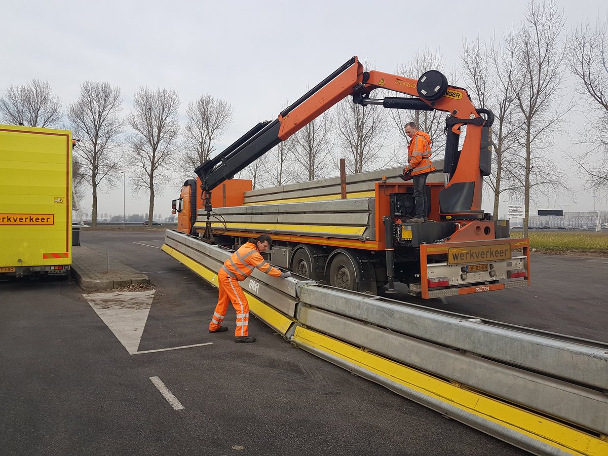 JoshuaJonkers's tweet photo. Barrières plaatsen op de parkeerplaats. @DenRuygenHoekOostRijsenhout
@dejongzuurmond https://t.co/mg1xuqYN44