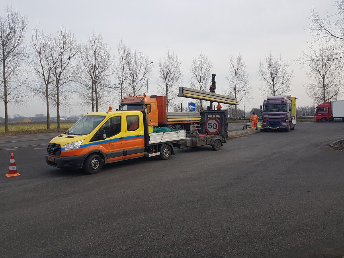 JoshuaJonkers's tweet photo. Barrières plaatsen op de parkeerplaats. @DenRuygenHoekOostRijsenhout
@dejongzuurmond https://t.co/mg1xuqYN44
