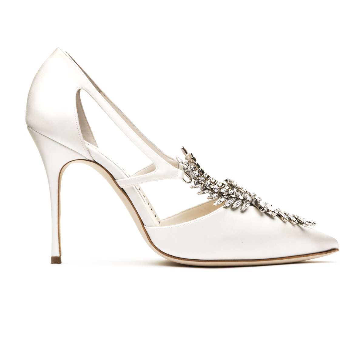 BritishVogue's tweet photo. These shoes were made for walking down the aisle. See Vogue's ultimate wedding shoes: https://t.co/8z93K2lvnH https://t.co/vOCAnB4UUa