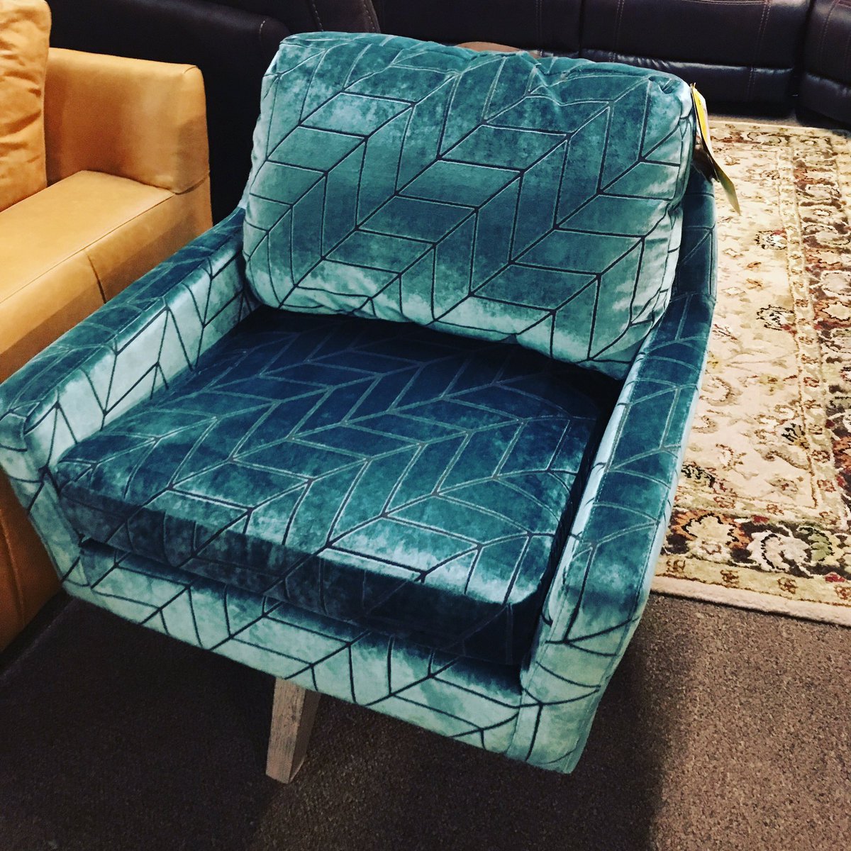 BGHomeFurnish's tweet photo. Who is ready for the weekend and to snuggle down in your favorite chair?! #weare #wekeepyoucomfortable https://t.co/EoJA49zIXR