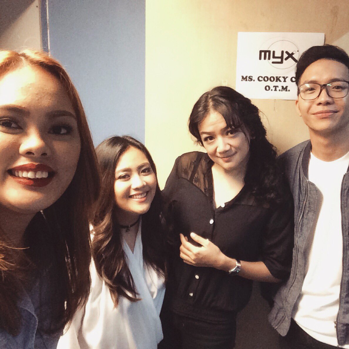 OTMMusik's tweet photo. With Ms. Cooky Chua!
Salamat sa lahat ng nanood ng MYX Daily Top 10 Pinoy Edition!๐
#MYXPhilippines #dailytoptenpinoyedition
#OTM
#OTMMusik https://t.co/yv3ybtXrW1