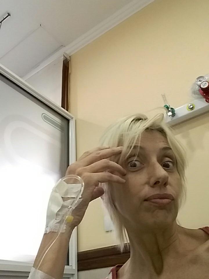 Danielabocassi2's tweet photo. Tercer quimio del 1er ciclo.... y perdura mi pelito esta  vez https://t.co/O9Zi6IVYBs