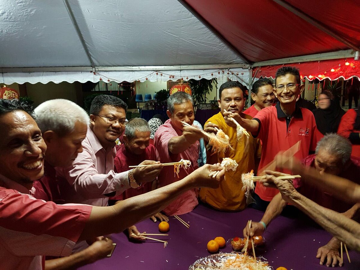 JKM_Perlis's tweet photo. #YeeSang bersama penghuni RSK #Kangar. Semoga tahun #Ayam memberi lebih kesihatan, kemakmuran dan keamanan berbilang kaum. @imhazam https://t.co/0WY88L9QP6