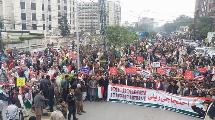 younus4you's tweet photo. لاہور پریس کلب کے سامنے سانحہ ماڈل ٹاؤن کی احتجاجی ریلی سے ڈاکٹر طاہرالقادری خطاب کر رہے ہیں۔
#PATProtestForJustice https://t.co/oLXHxQse8o