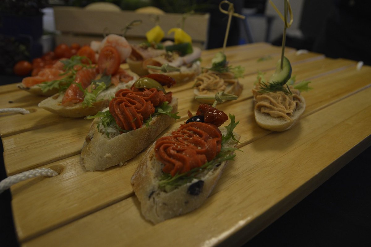 ElstarCatering's tweet photo. Gisteren hebben wij de nieuwjaarsreceptie mogen verzorgen voor SkyLift B.V. Een gezellige middag met heerlijke hapjes en drankjes. #catering https://t.co/axwdt1CVK4
