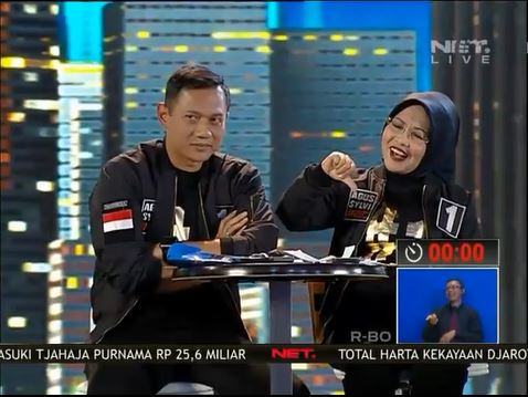 annacian's tweet photo. Wih tangan nya bu silvi @AgusYudhoyono konyoll #Debat2PilkadaDKI https://t.co/sI8njIJAl5