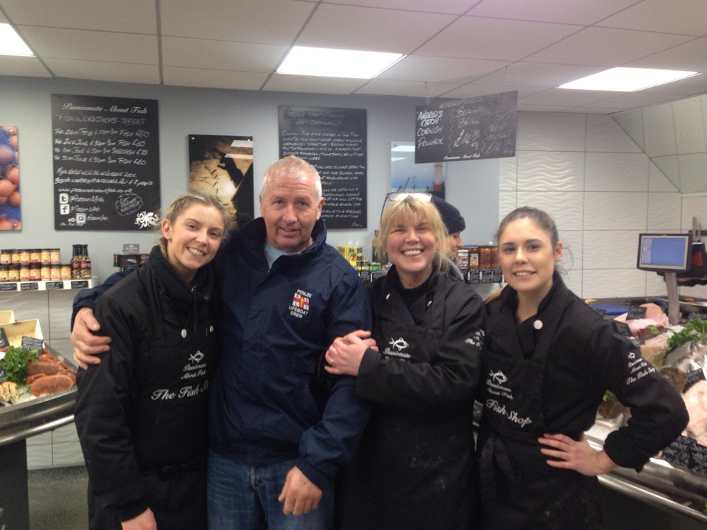 cornish_lobster's tweet photo. @Passion4fish Doesn't getter better, Cornish Lobster with the girls from the shop😂😂 xx https://t.co/2z26pXu0wI