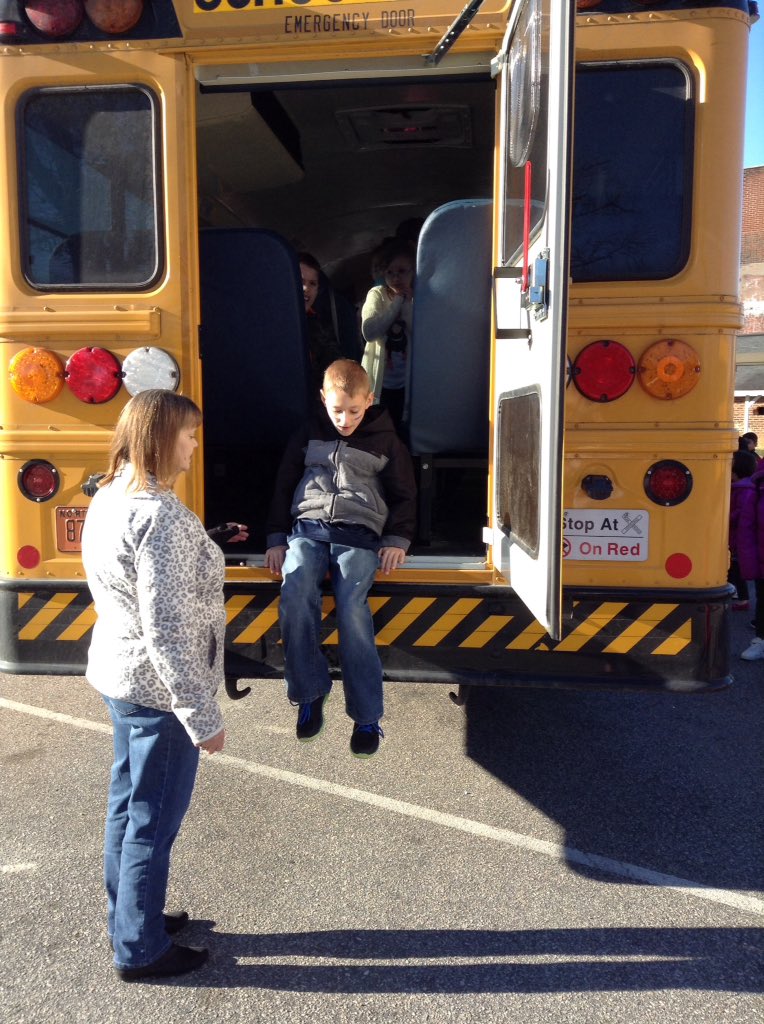 ClaireRoehl's tweet image. Practicing how to safely evacuate the bus! @EdwardBestFCS #bussafetyweek #bussafety